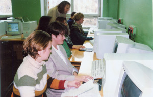 Студенты экономического факультета на занятии в компьютерном классе. 2001 г.