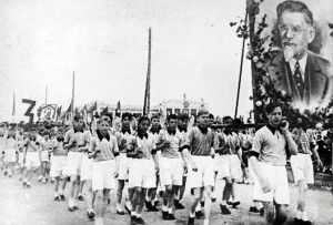 Спортивные колонны студентов на Юбилейной площади. 1941г.