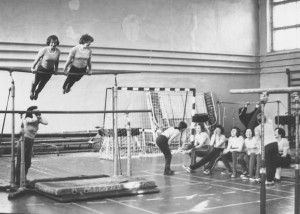 Студенты факультета физического воспитания на занятиях по спортивной гимнастике. 1971г.